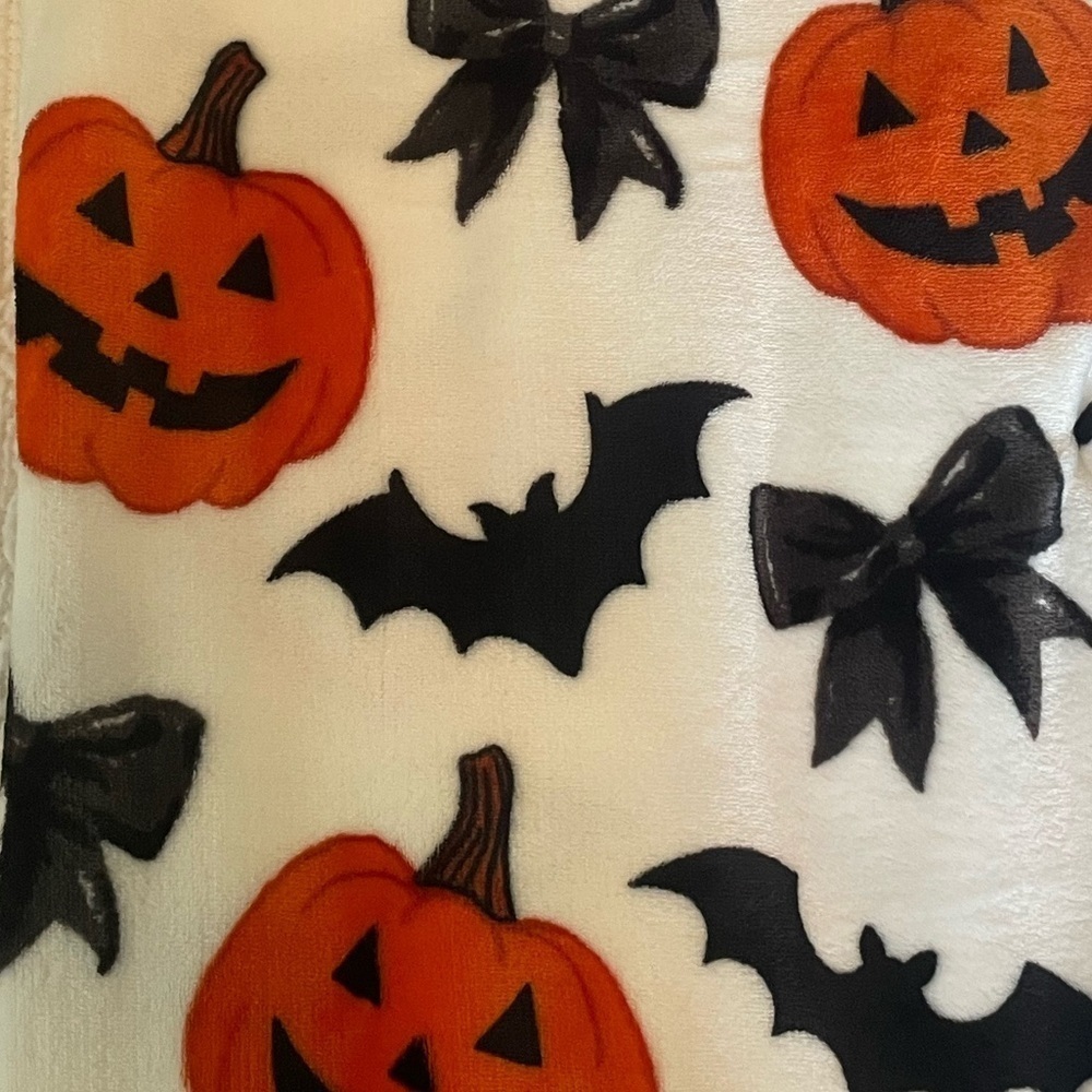 Halloween fleece trow blanket with pumpkins ribbons and‎ bats size 50x70